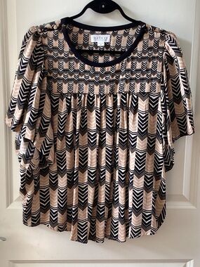 Velvet by Graham & Spencer Black and Beige Chevron Puff Sleeve Blouse